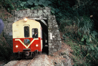早期阿里山林業鐵路通過十字路道屏遮一帶的隧道照片 (照片提供：許乃懿先生)